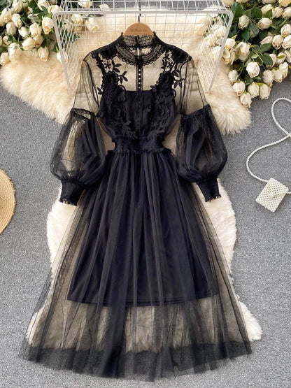 Blumenkleid mit Stehkragen