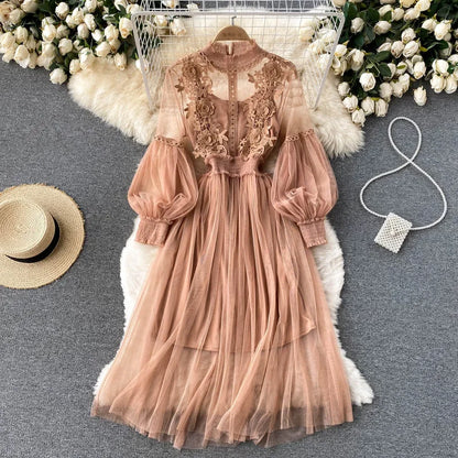 Blumenkleid mit Stehkragen